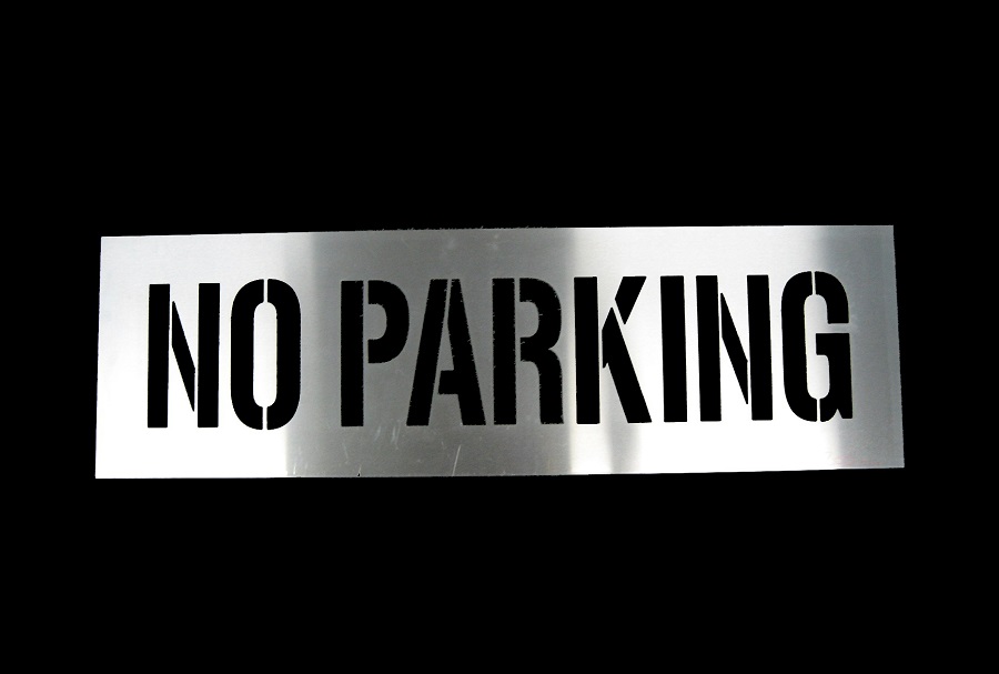 NO PARKING 